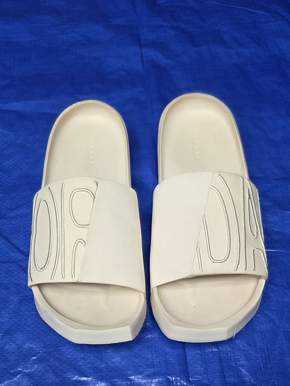 Neutral White Textile Item with Size Tag - US 10